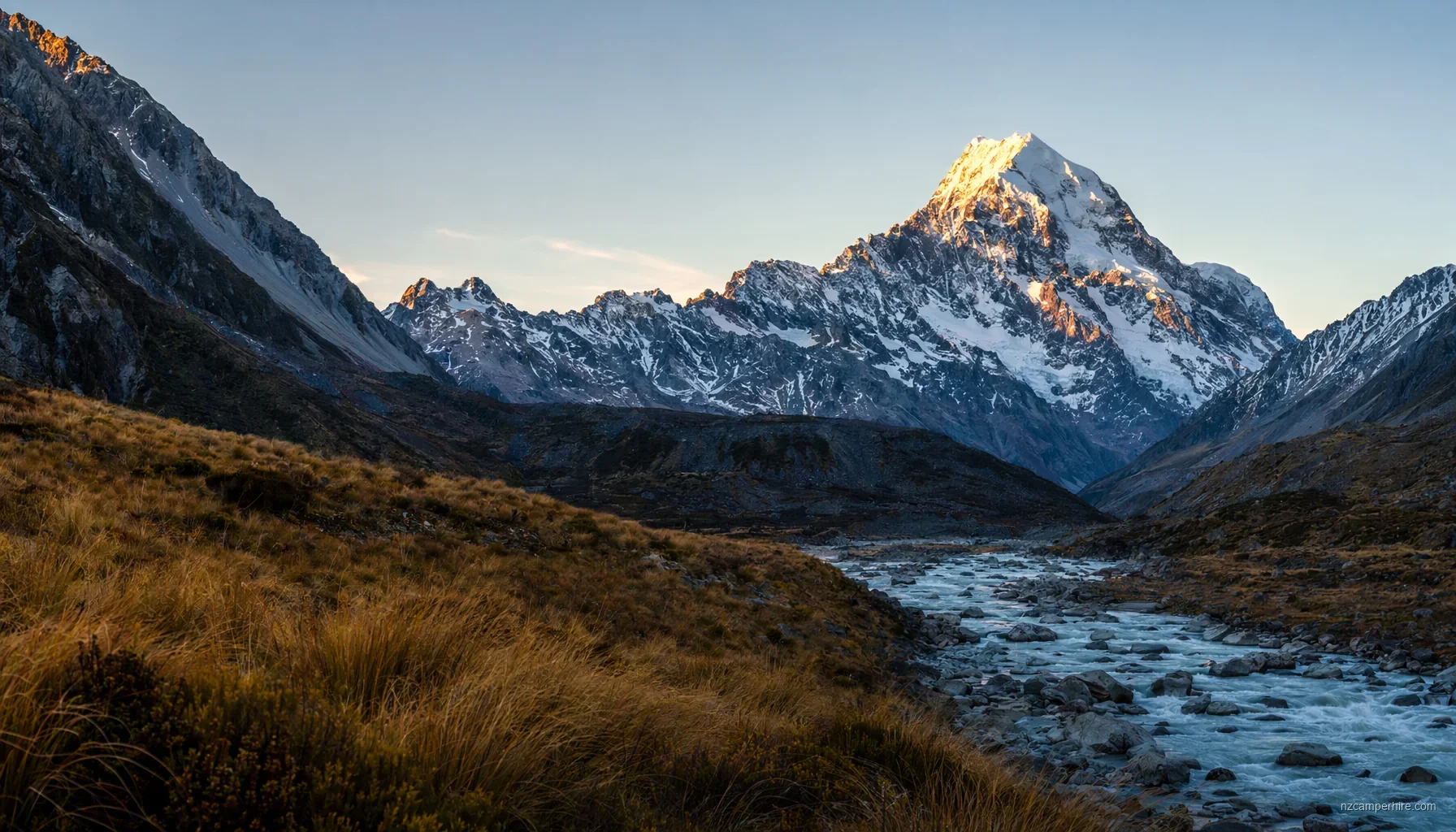 夕暮れのHooker Valley Trackから望むAoraki Mount Cook